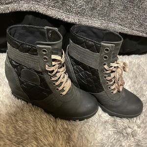 Sorel | Dark Gray Pink Lace Lexie Wedge Boot Size 7
